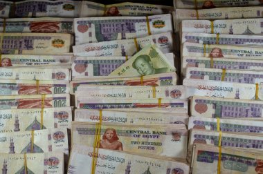 Çin Yuan nakit para banknotu ve Mısır Yığınlar ve Yığınlar para 200 EGP LE banknotları, Mısır para döviz kuru, ekonomi durumu, para konsepti