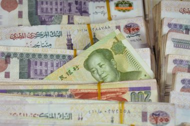 Çin Yuan nakit para banknotu ve Mısır Yığınlar ve Yığınlar para 200 EGP LE banknotları, Mısır para döviz kuru, ekonomi durumu, para konsepti