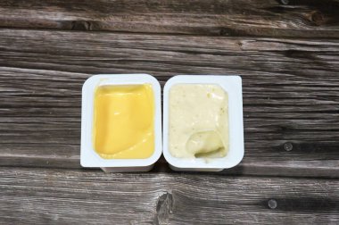 Çiftlik sosu, lezzetli, kremalı Amerikan salatası sosu genellikle tereyağlı, tuzlu, sarımsaklı, soğanlı, karabiberli, otlu ve sarımsaklı sostan yapılır.