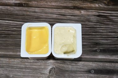 Çiftlik sosu, lezzetli, kremalı Amerikan salatası sosu genellikle tereyağlı, tuzlu, sarımsaklı, soğanlı, karabiberli, otlu ve sarımsaklı sostan yapılır.