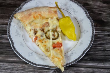 Jalapeno Tavuk pizzası dilimlenmiş tavuk parçaları, mozzarella peyniri, zeytin yağı, taze otlar, acı biber dilimleri, domates sosu, İtalyan mutfağı pizzası, seçici odak noktası.