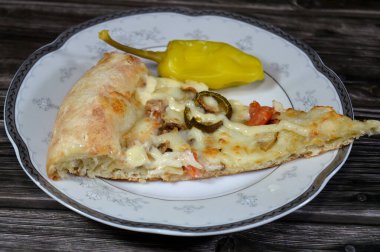 Jalapeno Tavuk pizzası dilimlenmiş tavuk parçaları, mozzarella peyniri, zeytin yağı, taze otlar, acı biber dilimleri, domates sosu, İtalyan mutfağı pizzası, seçici odak noktası.