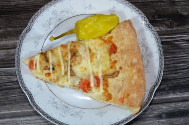 Dilimlenmiş tavuk parçaları, mozzarella peyniri, zeytinyağı, taze otlar, çiftlik sosu, domates sosu, İtalyan mutfağı pizzası, seçici odak noktası.