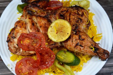 Kömür ızgarasında ızgara tavuk, ızgara Arap yemeği, Sarı Basmati Hint pilavı, domates, salatalık, limon ve biber dilimleri.