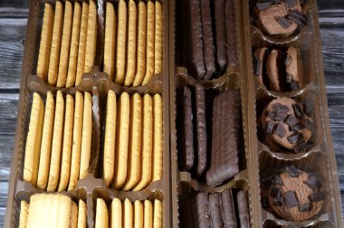 El Fitr İslami Bayramını (Ramazan 'dan sonraki ziyafet) kutlamak için çeşitli bisküviler, lezzetli geleneksel bisküviler, bayramda Mısır' da çok popüler olan unlu buğday armudu bisküvileri.