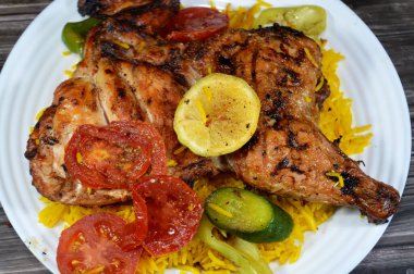 Kömür ızgarasında ızgara tavuk, ızgara Arap yemeği, Sarı Basmati Hint pilavı, domates, salatalık, limon ve biber dilimleri.