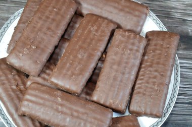 El Fitr İslami Şöleni (Ramazan 'dan sonraki ziyafet), lezzetli geleneksel bisküviler, bayramda Mısır' da çok popüler olan unlardan yapılmış buğday armudu bisküvileri için çikolata kaplı bisküvi.