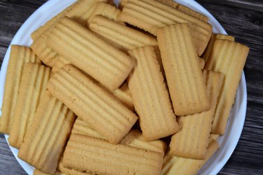 Arap mutfağı, El Fitr İslami Bayramını kutlamak için kurabiyeler (Ramazan 'dan sonraki bayram), lezzetli geleneksel bisküviler, bayramlarda çok popüler olan unlardan yapılmış buğday armudu bisküvileri