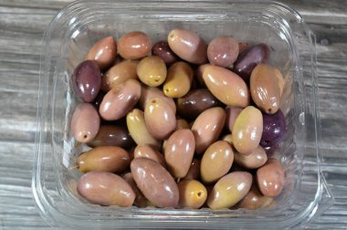 Siyah Zeytinler (Olea europaea), Yunanistan 'ın güneyindeki Mora kentindeki Kalamata kentinin adını taşıyan yumuşak, etli bir dokusu olan büyük, koyu mor bir zeytindir.