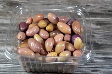 Siyah Zeytinler (Olea europaea), Yunanistan 'ın güneyindeki Mora kentindeki Kalamata kentinin adını taşıyan yumuşak, etli bir dokusu olan büyük, koyu mor bir zeytindir.