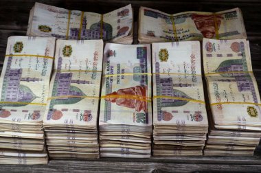 Mısır Yığınları ve Yığınları para binlerce Pound döviz banknotları 200 EGP LE, Mısır para döviz kuru ve ekonomi durumu, para konsepti, enflasyon krizi, para birimi ve yatırım