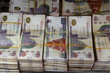 Mısır Yığınları ve Yığınları para binlerce Pound döviz banknotları 200 EGP LE, Mısır para döviz kuru ve ekonomi durumu, para konsepti, enflasyon krizi, para birimi ve yatırım