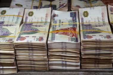 Mısır Yığınları ve Yığınları para binlerce Pound döviz banknotları 200 EGP LE, Mısır para döviz kuru ve ekonomi durumu, para konsepti, enflasyon krizi, para birimi ve yatırım
