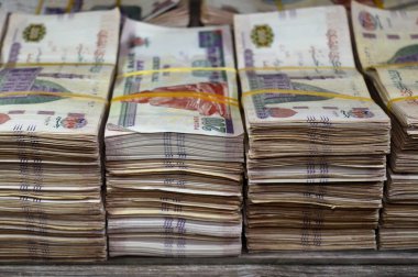 Mısır Yığınları ve Yığınları para binlerce Pound döviz banknotları 200 EGP LE, Mısır para döviz kuru ve ekonomi durumu, para konsepti, enflasyon krizi, para birimi ve yatırım