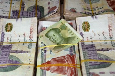 Çin Yuan nakit para banknotu ve Mısır Yığınlar ve Yığınlar para 200 EGP LE banknotları, Mısır para döviz kuru, ekonomi durumu, para konsepti