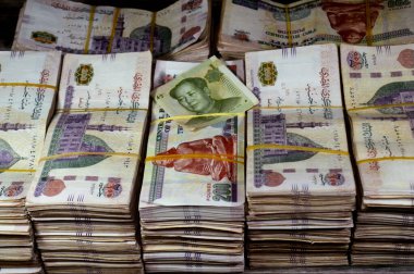 Çin Yuan nakit para banknotu ve Mısır Yığınlar ve Yığınlar para 200 EGP LE banknotları, Mısır para döviz kuru, ekonomi durumu, para konsepti