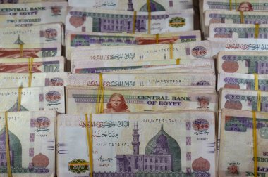 Mısır Yığınları ve Yığınları para binlerce Pound döviz banknotları 200 EGP LE, Mısır para döviz kuru ve ekonomi durumu, para konsepti, enflasyon krizi, para birimi ve yatırım