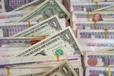 ABD doları banknotlar ve Mısır Yığınlar ve Yığınlar para binlerce Pound banknotlar 200 EGP LE, Mısır para döviz kuru, ekonomi durumu, para kavramı