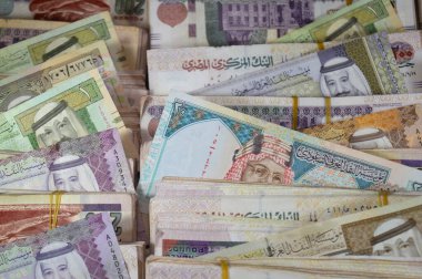 Suudi Arabistan riyalleri SAR nakit para banknotları ve Mısır yığınları para binlerce Pound döviz banknotları 200 EGP LE, Mısır para döviz kuru, ekonomi durumu, para kavramı