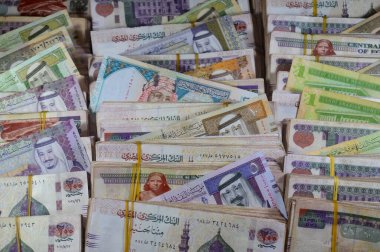 Suudi Arabistan riyalleri SAR nakit para banknotları ve Mısır yığınları para binlerce Pound döviz banknotları 200 EGP LE, Mısır para döviz kuru, ekonomi durumu, para kavramı