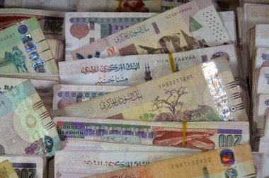 Sudan 'da nakit para banknotları, banknotlar, yığınlar ve Mısır' da yığınlar halinde para 200 EGP LE banknotları, Mısır para döviz kuru, ekonomi durumu, para kavramı