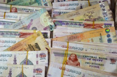 Sudan 'da nakit para banknotları, banknotlar, yığınlar ve Mısır' da yığınlar halinde para 200 EGP LE banknotları, Mısır para döviz kuru, ekonomi durumu, para kavramı