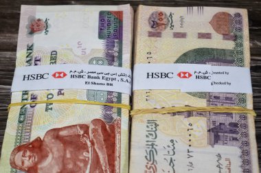 Kahire, Mısır, 17 Nisan 2025: HSBC Bank, Mısır Yığınları 'nın üzerine yapıştırıcı bant bandı, binlerce Pound, 200 EGP LE banknotları, Mısır para döviz kuru