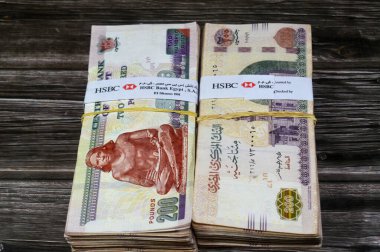 Kahire, Mısır, 17 Nisan 2025: HSBC Bank, Mısır Yığınları 'nın üzerine yapıştırıcı bant bandı, binlerce Pound, 200 EGP LE banknotları, Mısır para döviz kuru