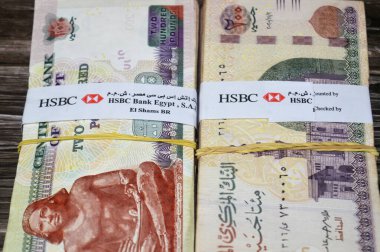 Kahire, Mısır, 17 Nisan 2025: HSBC Bank, Mısır Yığınları 'nın üzerine yapıştırıcı bant bandı, binlerce Pound, 200 EGP LE banknotları, Mısır para döviz kuru