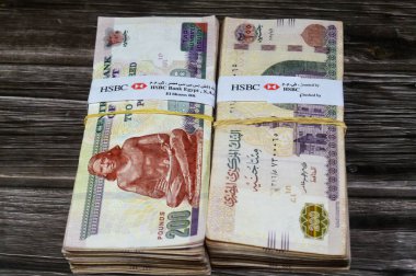 Kahire, Mısır, 17 Nisan 2025: HSBC Bank, Mısır Yığınları 'nın üzerine yapıştırıcı bant bandı, binlerce Pound, 200 EGP LE banknotları, Mısır para döviz kuru