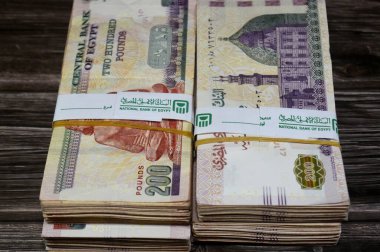 Kahire, Mısır, 17 Nisan 2025: Mısır Ulusal Bankası NBE bandı Mısır Yığınları üzerine bağlayıcı bant para binlerce Pound döviz banknotları 200 EGP LE, Mısır para döviz kuru