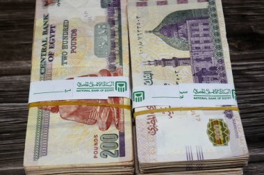 Kahire, Mısır, 17 Nisan 2025: Mısır Ulusal Bankası NBE bandı Mısır Yığınları üzerine bağlayıcı bant para binlerce Pound döviz banknotları 200 EGP LE, Mısır para döviz kuru