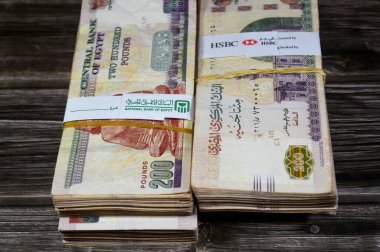 Kahire, Mısır, 17 Nisan 2025: NBE Mısır Ulusal Bankası ve HSBC banknotları Mısır Yığınları üzerine bağlayıcı bant para binlerce pound döviz banknotları 200 EGP LE, Mısır para döviz kuru