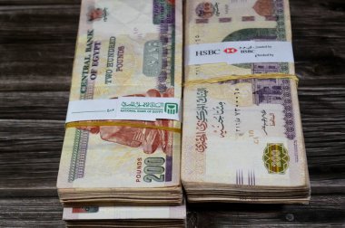 Kahire, Mısır, 17 Nisan 2025: NBE Mısır Ulusal Bankası ve HSBC banknotları Mısır Yığınları üzerine bağlayıcı bant para binlerce pound döviz banknotları 200 EGP LE, Mısır para döviz kuru