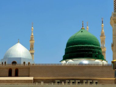 Hz. Muhammed 'in Muhammed Camii' nin dış görünüşü veya El Nabawi, Suudi Arabistan 'daki iki kutsal camiinin koruyucusunun yetki alanına giren büyük bir hac mekanı.