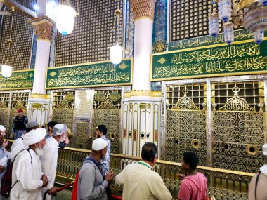 Medine, Suudi Arabistan, 26 Haziran 2024: Peygamberimiz Muhammed 'in mezarı ve mezarı üzerine olsun, ondan sonra gelen ilk iki İslam halifesi Ebu Bekir al-Siddiq ve Ömer ibn el-Khattab, Kutsal Oda