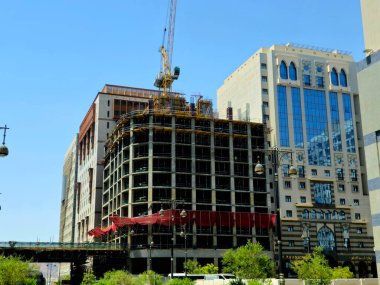 Medine, Suudi Arabistan, 26 Haziran 2024: Madinah şehrinde yeni bir yüksek binanın inşaatı, daha fazla hacı alma kapasitesini artırmak için yeni bina projeleri