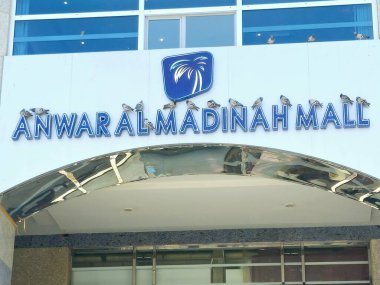 Medine, Suudi Arabistan, 28 Haziran 2024: Anwar Al Madinah Alışveriş Merkezi İbn-i Dawood süpermarketleri ve çeşitli hediyelik eşya dükkanları da dahil olmak üzere çeşitli alışveriş ve yemek seçenekleri sunmaktadır. Alışveriş merkezi caminin hemen yanında.