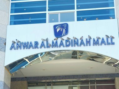 Medine, Suudi Arabistan, 28 Haziran 2024: Anwar Al Madinah Alışveriş Merkezi İbn-i Dawood süpermarketleri ve çeşitli hediyelik eşya dükkanları da dahil olmak üzere çeşitli alışveriş ve yemek seçenekleri sunmaktadır. Alışveriş merkezi caminin hemen yanında.