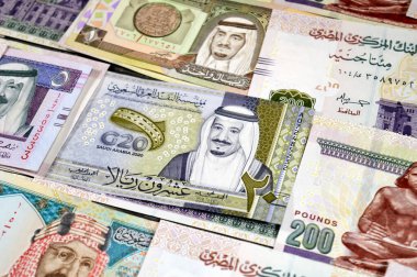Suudi Arabistan riyalleri SAR nakit para banknotları ve Mısır yığınları para binlerce Pound döviz banknotları 200 EGP LE, Mısır para döviz kuru, ekonomi durumu, para kavramı
