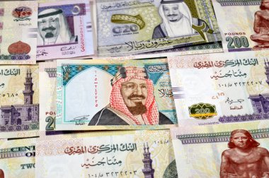 Suudi Arabistan riyalleri SAR nakit para banknotları ve Mısır yığınları para binlerce Pound döviz banknotları 200 EGP LE, Mısır para döviz kuru, ekonomi durumu, para kavramı