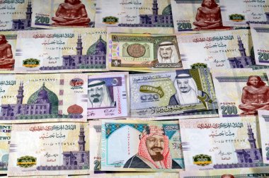 Suudi Arabistan riyalleri SAR nakit para banknotları ve Mısır yığınları para binlerce Pound döviz banknotları 200 EGP LE, Mısır para döviz kuru, ekonomi durumu, para kavramı