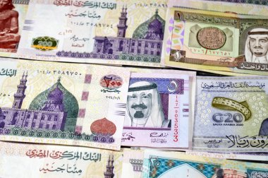 Suudi Arabistan riyalleri SAR nakit para banknotları ve Mısır yığınları para binlerce Pound döviz banknotları 200 EGP LE, Mısır para döviz kuru, ekonomi durumu, para kavramı