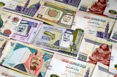 Suudi Arabistan riyalleri SAR nakit para banknotları ve Mısır yığınları para binlerce Pound döviz banknotları 200 EGP LE, Mısır para döviz kuru, ekonomi durumu, para kavramı