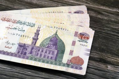 Mısır yığını para yığını. 200 EGP LE, Mısır para döviz kuru ve ekonomi durumu, para konsepti, enflasyon krizi, para birimi ve yatırım banknotları.