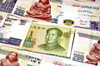 Çin Yuan nakit para banknotu ve Mısır Yığınlar ve Yığınlar para 200 EGP LE banknotları, Mısır para döviz kuru, ekonomi durumu, para konsepti