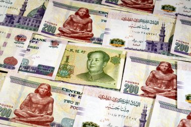 Çin Yuan nakit para banknotu ve Mısır Yığınlar ve Yığınlar para 200 EGP LE banknotları, Mısır para döviz kuru, ekonomi durumu, para konsepti