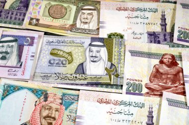 Suudi Arabistan riyalleri SAR nakit para banknotları ve Mısır yığınları para binlerce Pound döviz banknotları 200 EGP LE, Mısır para döviz kuru, ekonomi durumu, para kavramı