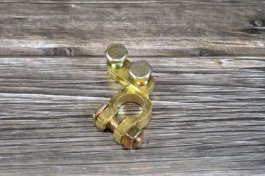 Pil Terminalleri 2 parçayı ayarlar, pil terminalleri bir yükü veya şarjı tek bir hücreye veya çoklu pile bağlamak için kullanılan elektriksel bağlantılardır, pili araca bağlamak için kullanılır