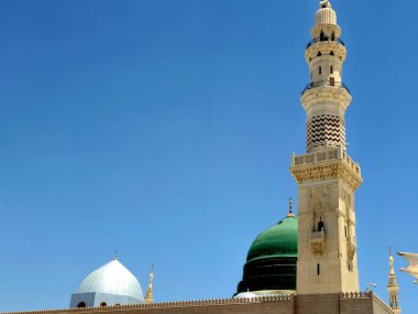 Hz. Muhammed 'in Muhammed Camii' nin dış görünüşü veya El Nabawi, Suudi Arabistan 'daki iki kutsal camiinin koruyucusunun yetki alanına giren büyük bir hac mekanı.